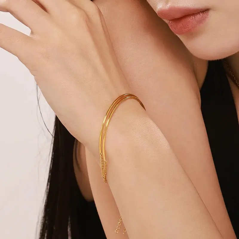 18K Gold C-Shaped Ring With Chain Design Classic Fashion Bracelet 2