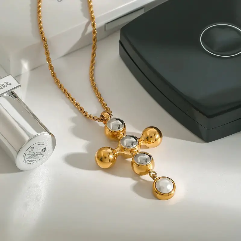 18K Gold Cross Design Light Luxury High-End Necklace 1