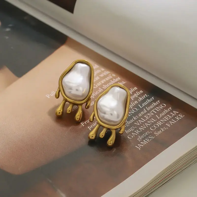 18K Gold Geometric Oval Inlaid Irregular Pearl Design Exquisite Noble Earrings 1