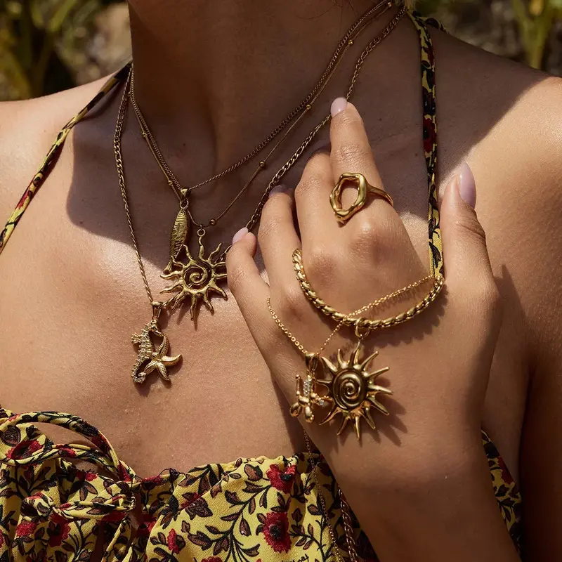 18K Gold Geometric Shape With Texture Design High-End Unique Necklace 2