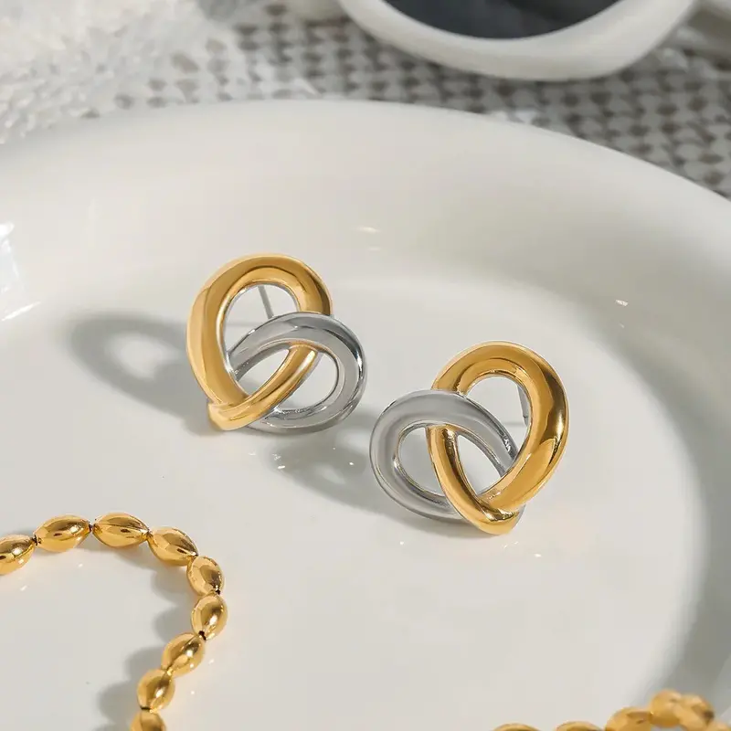 18K Gold Heart-Shaped Earrings With Hollow Design, Fashionable And Personalized 1