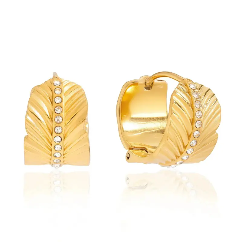 18K Gold Leaf-Patterned Stud Earrings With White Diamonds 1