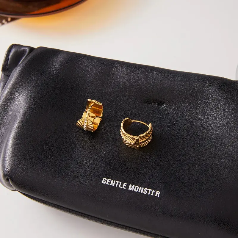 18K Gold Leaf-Patterned Stud Earrings With White Diamonds 2