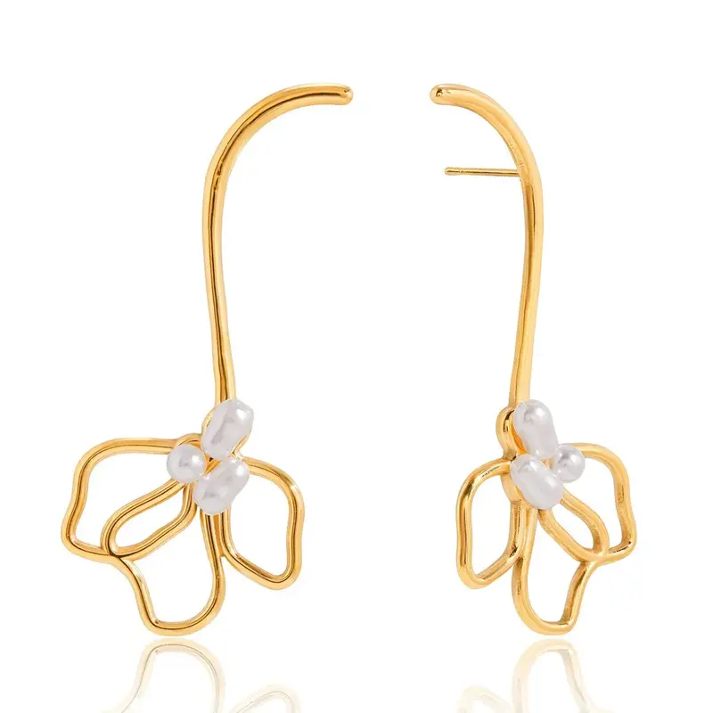 18K Gold Lightweight Luxury High-End Flower And Pearl Stud Earrings 1