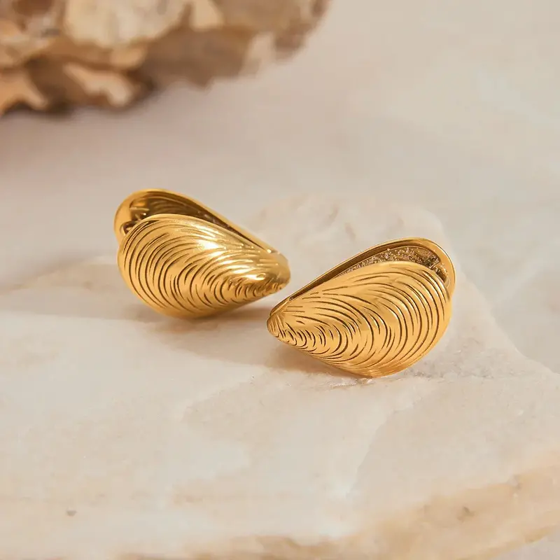 18K Gold Open Sea Clam With Textured Design Exquisite And Fashionable Earrings 1