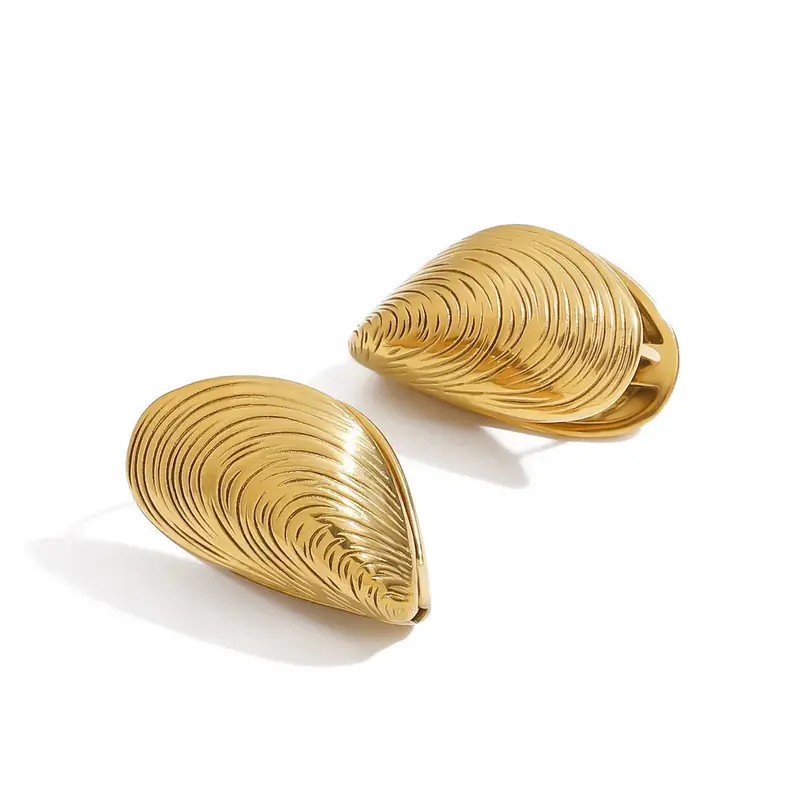 18K Gold Open Sea Clam With Textured Design Exquisite And Fashionable Earrings 1