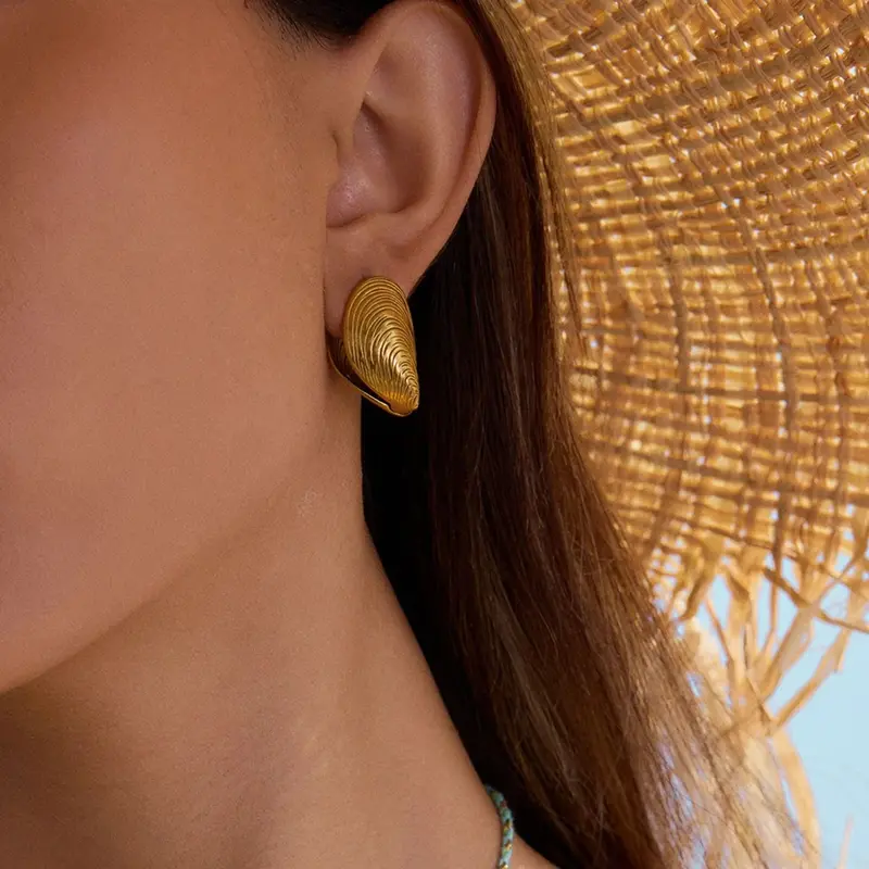 18K Gold Open Sea Clam With Textured Design Exquisite And Fashionable Earrings 2