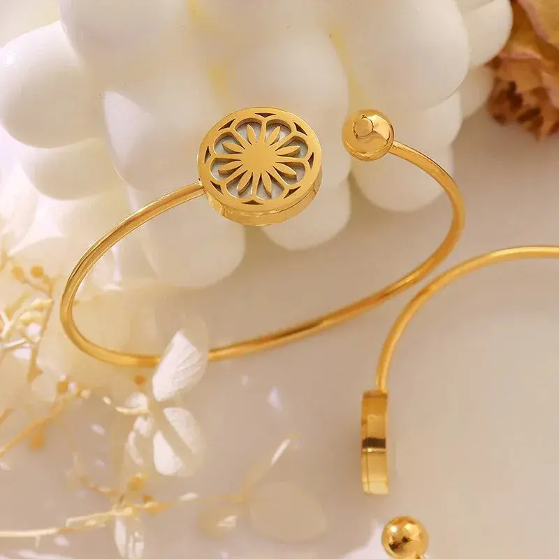 18K Gold Round Bracelet With Hollow Flower Pattern Design, Classic And Fashionable 1