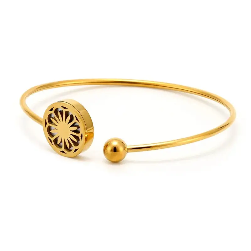 18K Gold Round Bracelet With Hollow Flower Pattern Design, Classic And Fashionable 2