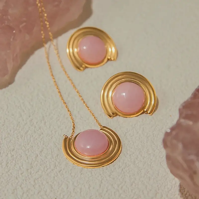 18K Gold Round Shape With Textured Gemstone Design Light Luxury Noble Necklace 1