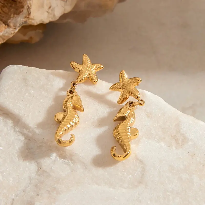 18K Gold Seahorse-Shaped Earrings With A Trendy Marine Style 1