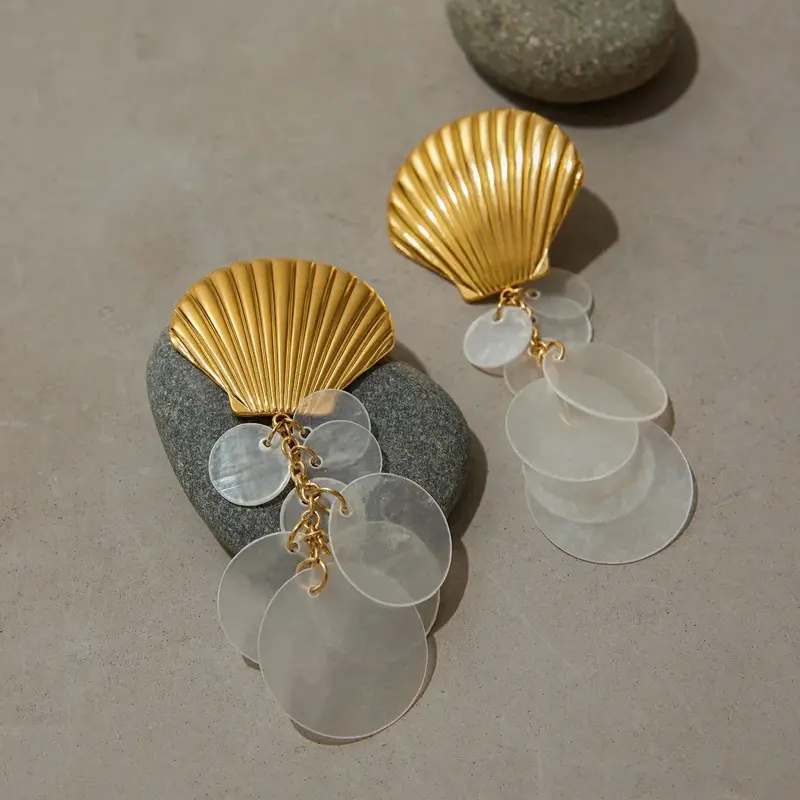 18K Gold Shell-Shaped Earrings With Round Tassel Design 1