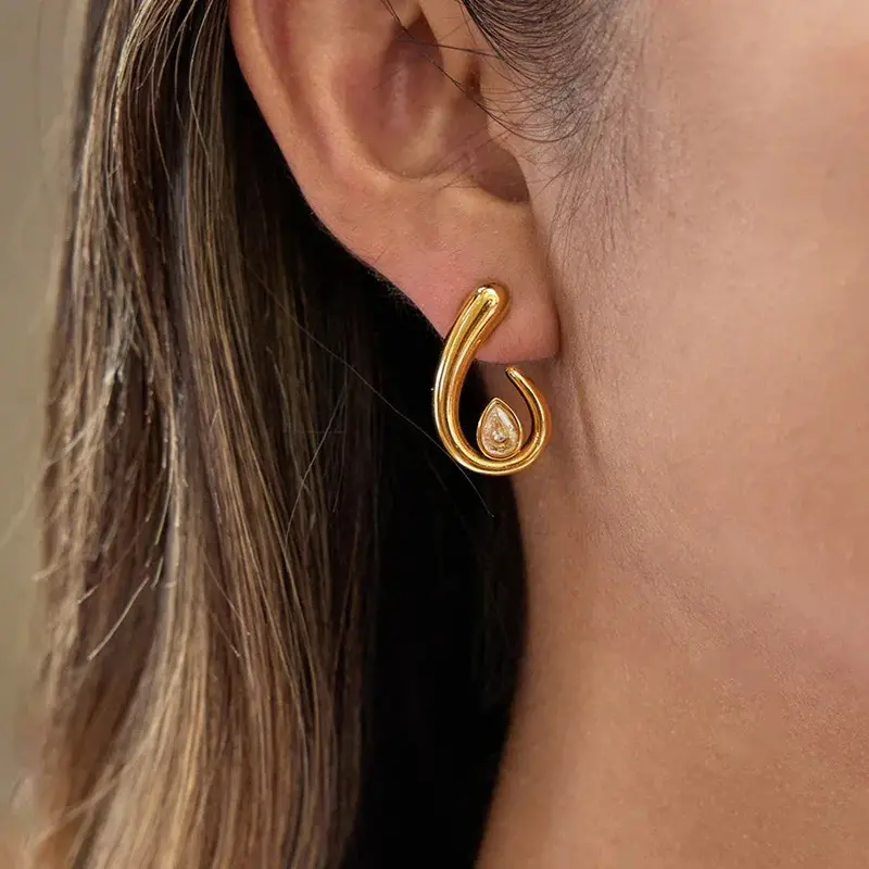 18K Gold Teardrop-Shaped Cubic Zirconia Stud Earrings 1