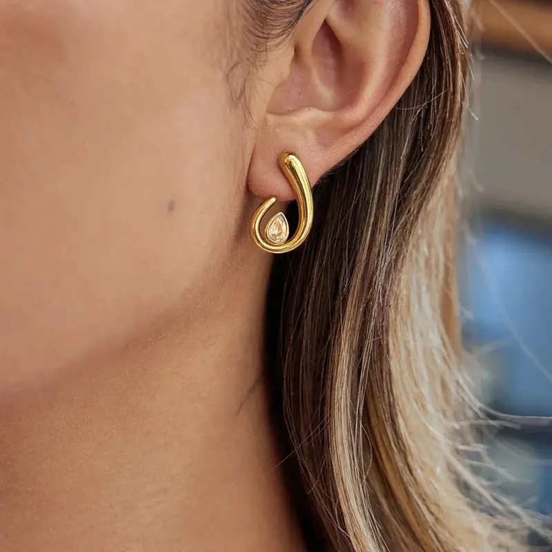 18K Gold Teardrop-Shaped Cubic Zirconia Stud Earrings 2