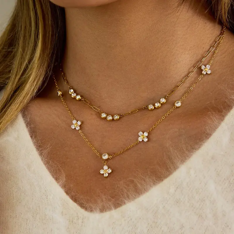 18K Gold Zircon Four-Leaf Clover Necklace 2