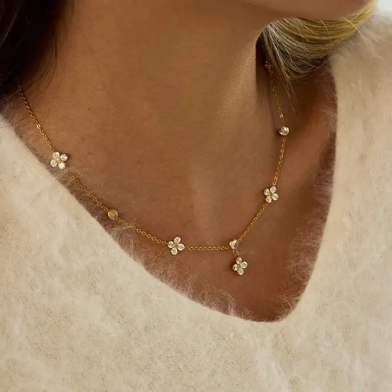18K Gold Zircon Four-Leaf Clover Necklace 4