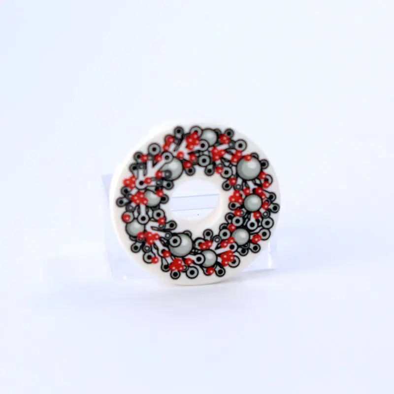 2X2 Round - Christmas Wreath - Gray And White 1