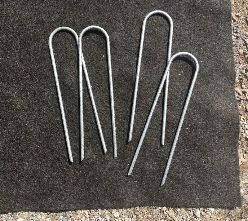 6 In. Galvanized Landscape Staples - 9 Gauge Steel 7