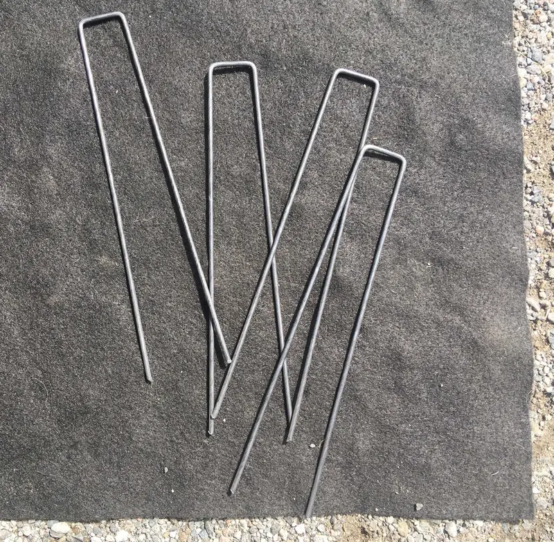 9 In. Landscape Staples - 11 Gauge 6
