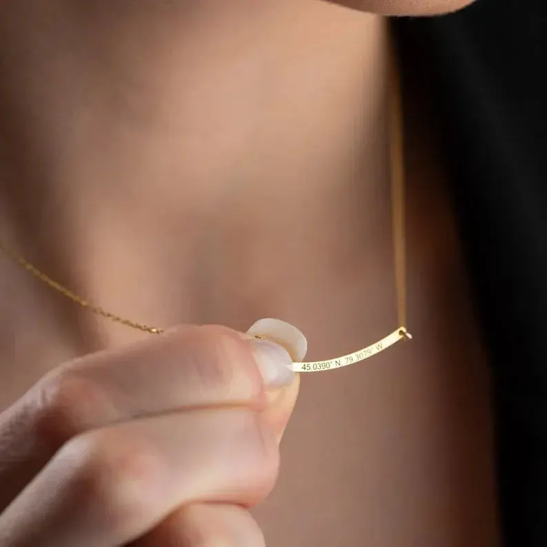 Customized Curved Bar Name Necklace 2