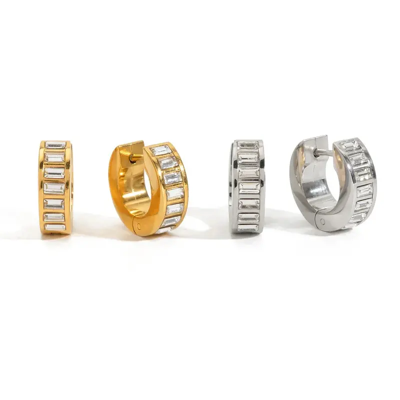Luxurious And Sophisticated 18K Gold Earrings Inlaid With Rhinestones. 1