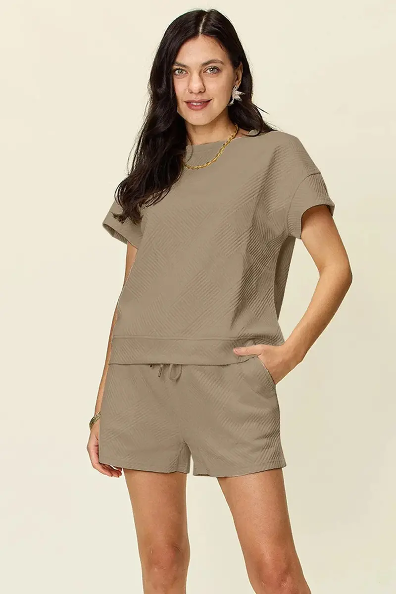 Textured Short-Sleeve T-Shirt And Drawstring Shorts. 1