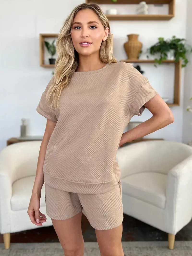 Textured Short-Sleeve T-Shirt And Drawstring Shorts. 7