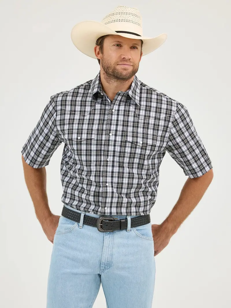 Wrangler Men's Wrinkle Resist Classic Fit Snap-Up Short Sleeve Work Shirt 1
